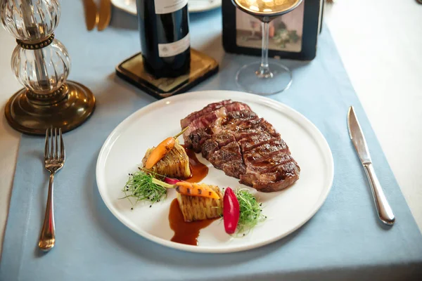 Grilovaný ribeye steak s bramborami a červeným vínem — Stock fotografie