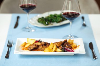 Kızarmış tavuk ve kırmızı şaraplı Padron biberi.