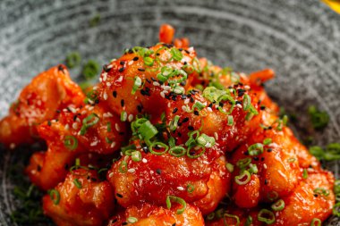 Susamlı Asya tavuğu ve susamlı yeşil soğan.