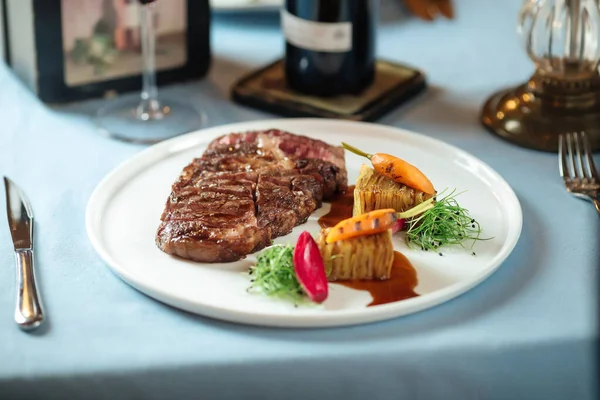 Grilovaný ribeye steak s bramborami a červeným vínem — Stock fotografie