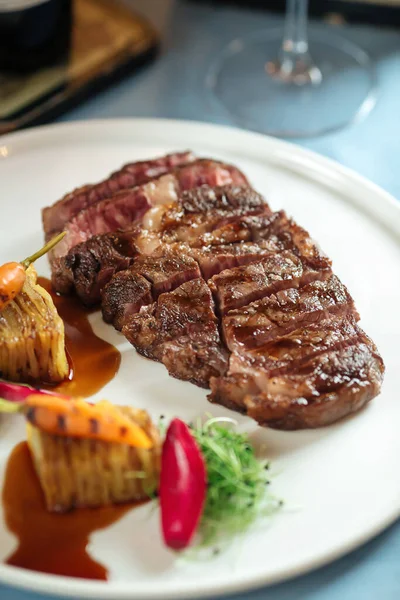 Grilovaný ribeye steak s bramborami a červeným vínem — Stock fotografie