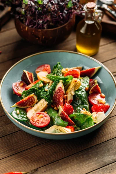 Feigen-Gemüse-Salat auf dem hölzernen Hintergrund — Stockfoto