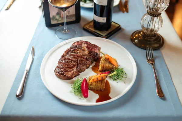 Grilovaný ribeye steak s bramborami a červeným vínem — Stock fotografie