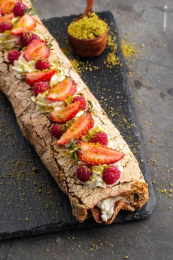 Şam fıstıklı kremalı böğürtlenli kurabiye.