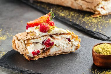 Fıstıklı kremalı pasta ve dut. 