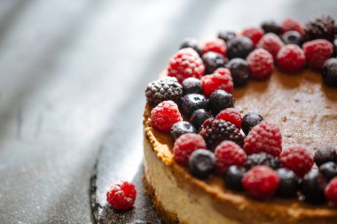 İki katlı böğürtlenli peynirli kek.