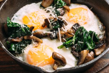 Mantarlı yumurta ve tavada ıspanak.