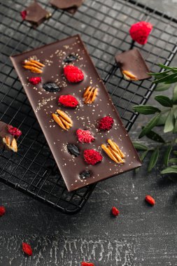 Cevizli ve kuru meyveli el yapımı çikolata.