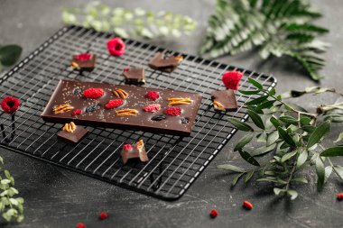 Cevizli ve kuru meyveli el yapımı çikolata.