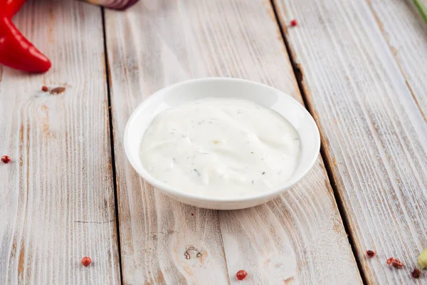 Vista lateral de la salsa de crema agria blanca — Foto de Stock