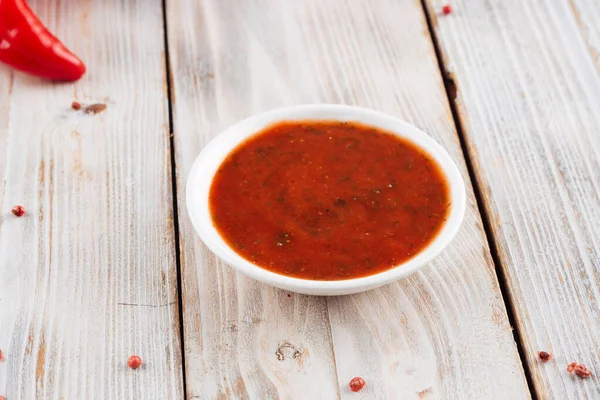 Zijaanzicht op rode gekruide saus voor vlees — Stockfoto