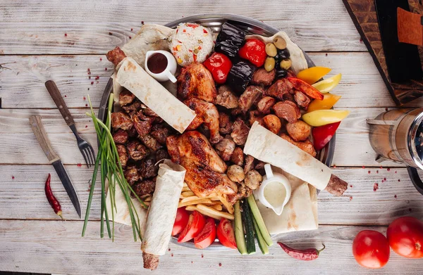 Blandat kaukasiskt grillat kött shashlyq fat — Stockfoto