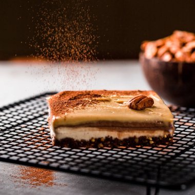 Ekoloji dostu cevizli pastaya yakın çekim yok.