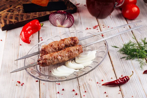 Spiedini caucasici di carne alla griglia lula kebab — Foto Stock