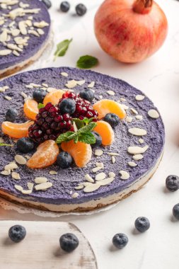 Mandalinalı cheesecake yaban mersini ve nar.