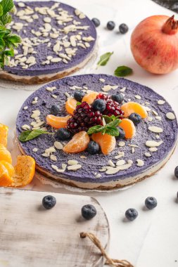 Mandalinalı cheesecake yaban mersini ve nar.