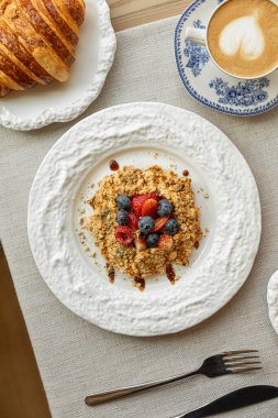 Beyaz seramik tabakta böğürtlenli tatlı