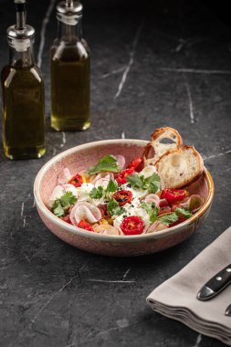 Turplu renkli sebze salatası, domates ve ekmek dilimleri.