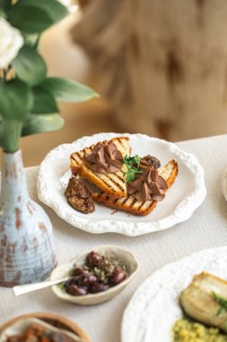 Restoranda incir reçelli ızgara tost üzerine tavuk ciğeri ezmesi.