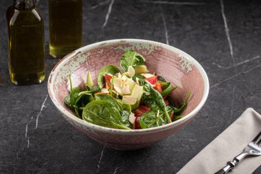 Seramik kasede somon, badem ve sebzeli taze ıspanak salatası.