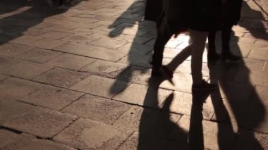 Venedik, İtalya, insanlar şehir meydanında yürüyor