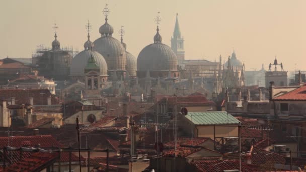 Koepels en daken in Venetië uitzicht vanaf boven Stockvideo