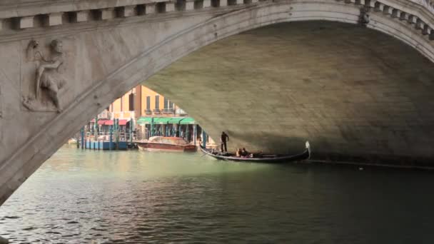 Гондола, мост Риальто, Большой канал, Венице, Италия — стоковое видео