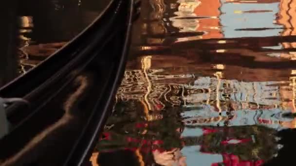 Gondel auf dem Wasser in Venedig — Stockvideo