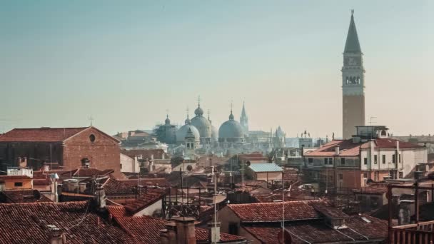 Koepels en daken in Venetië uitzicht vanaf boven Stockvideo