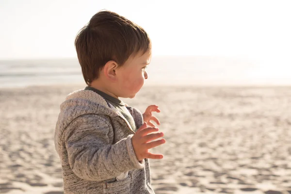 Niño Divirtiéndose Mucho Playa — Foto de Stock