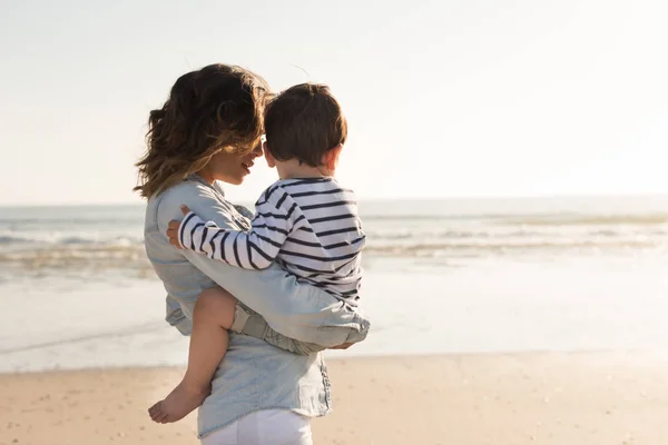 Jovem Mãe Explorando Praia Com Seu Bebê — Fotografia de Stock