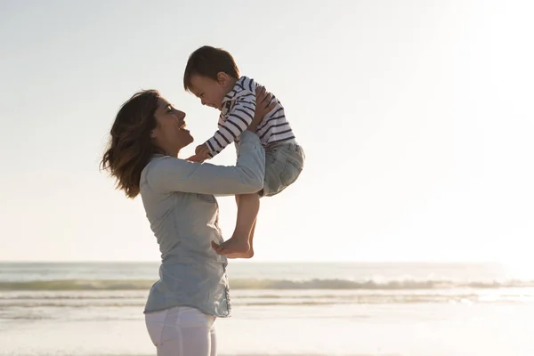 若い母親は自分の赤ちゃんとビーチを探索 — ストック写真