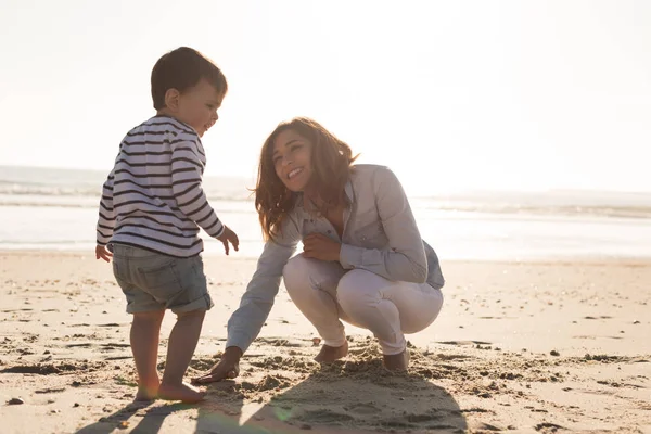 年轻母亲探索海滩与她的婴孩 — 图库照片