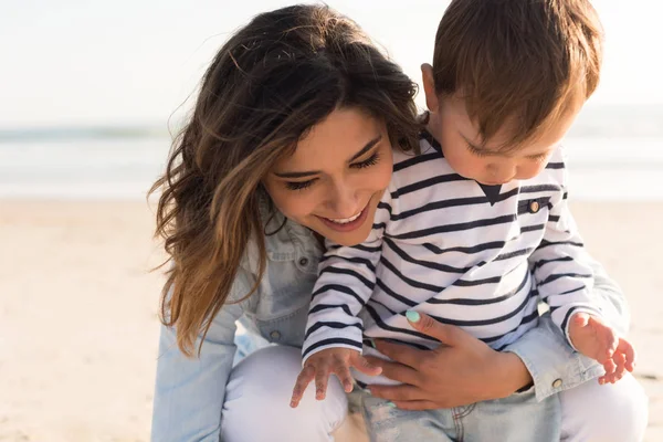 Genç Annenin Bebeği Ile Plaj Keşfetmek — Stok fotoğraf