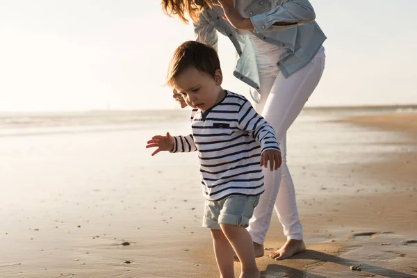 年轻母亲探索海滩与幼儿 — 图库照片