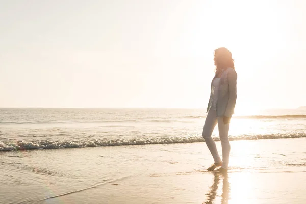 Mulher Bonita Desfrutando Pôr Sol Praia — Fotografia de Stock