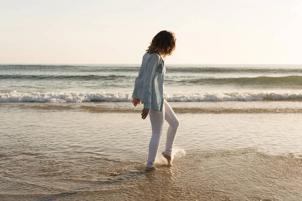 Bella Donna Godendo Tramonto Spiaggia — Foto Stock