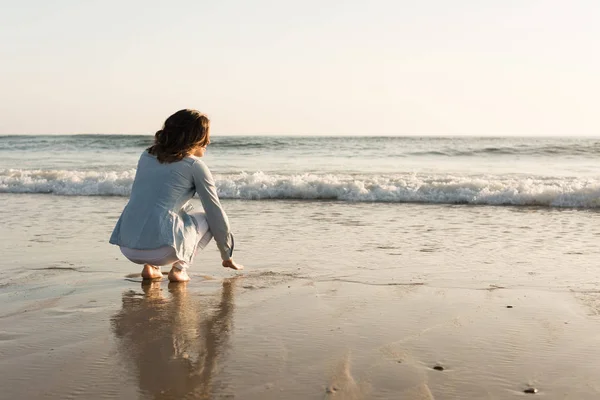 Mulher Bonita Desfrutando Pôr Sol Praia — Fotografia de Stock