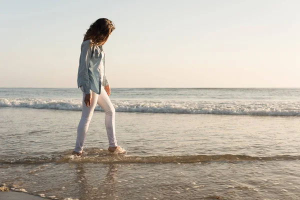 Bella Donna Godendo Tramonto Spiaggia — Foto Stock