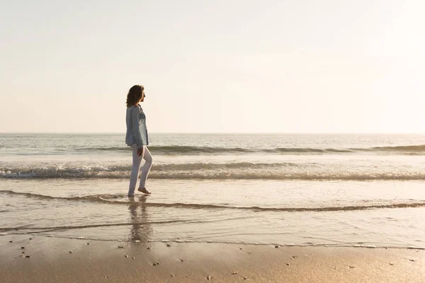 Bella Donna Godendo Tramonto Spiaggia — Foto Stock