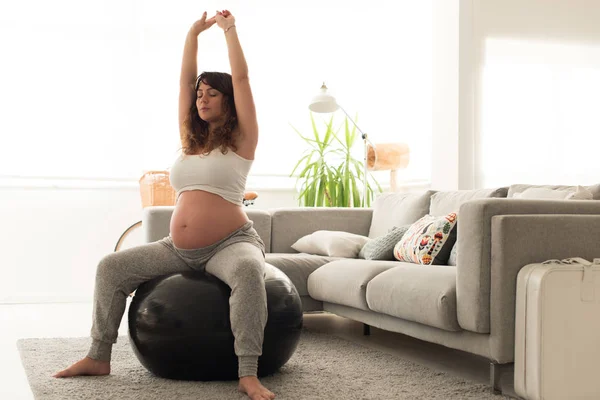 Donna Incinta Che Esercizi Relax Con Una Palla Pilates Fitness — Foto Stock