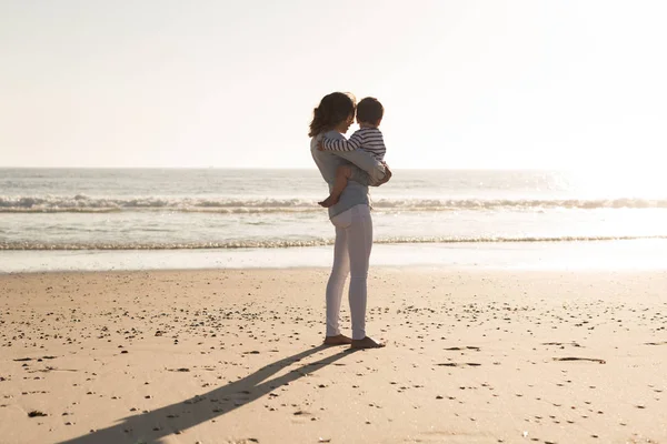 Giovane Madre Esplorare Spiaggia Con Bambino — Foto Stock