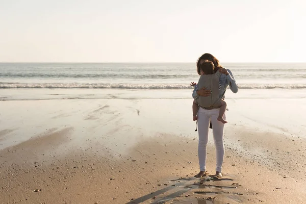 Mãe Com Ergobaby Carregando Criança Praia — Fotografia de Stock