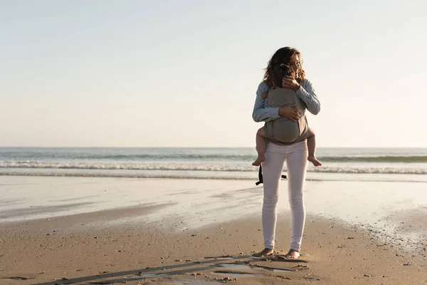 Madre Con Ergobaby Llevando Niño Pequeño Playa — Foto de Stock