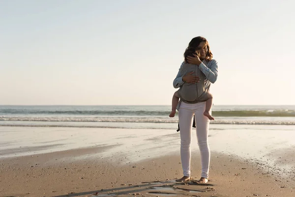 Madre Con Bambino Ergoso Che Porta Bambino Sulla Spiaggia — Foto Stock