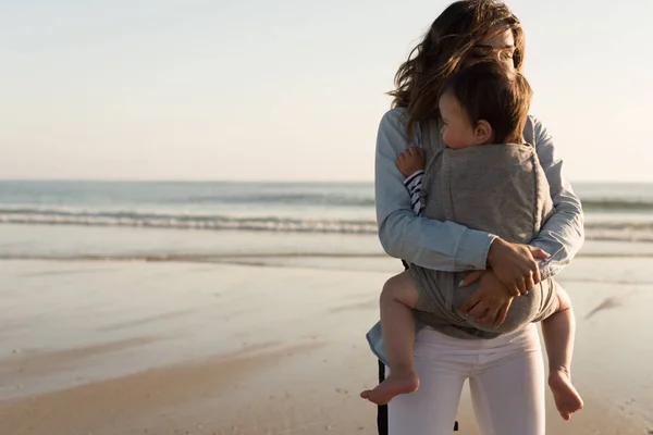 Madre Con Ergobaby Llevando Niño Pequeño Playa — Foto de Stock