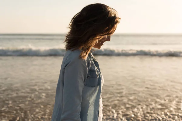 Beautiful Woman Enjoying Sunset Beach — Stock Photo, Image
