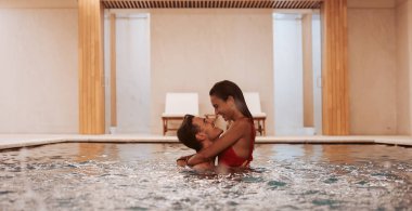 Lüks Hotel Spa ve havuz aşık çift