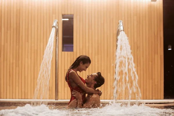 Pareja Enamorada Lujoso Hotel Spa Piscina — Foto de Stock