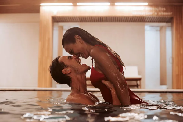 Pareja Enamorada Lujoso Hotel Spa Piscina — Foto de Stock